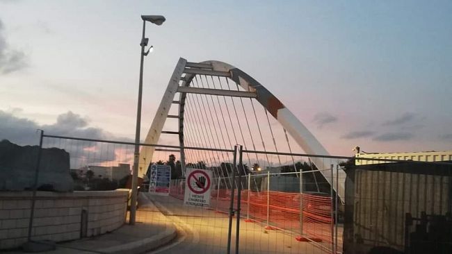 Ponte Arena, MDC e Ass. Quarara: “ponte chiuso dalle 18 ma nessuno vi lavora” 