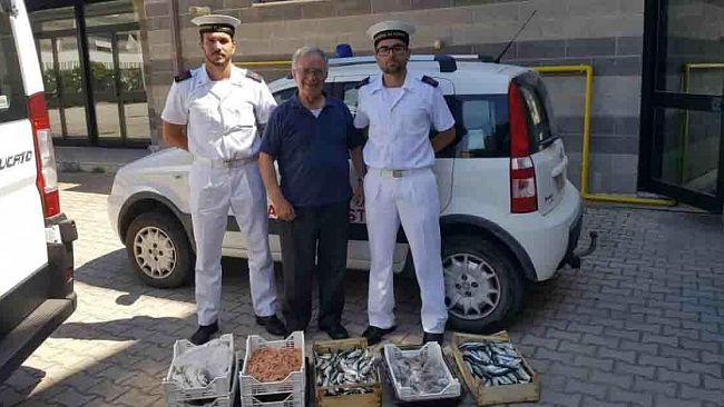 mazara-capitaneria-di-porto-sequestra-50-kg-di-prodotti-ittici-e-li-consegna-al-banco-alimentare