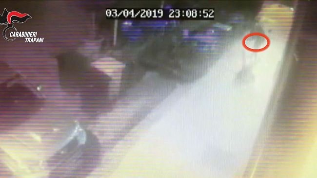 video-accoltellamento-in-piazza-regina-le-immagini-dellaggressione