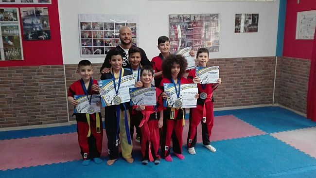 La fitness Story di Nino Giustiniano conquista 6 ori, 2 argenti ed un bronzo ai campionati europei di kick-boxing