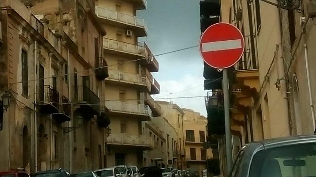 Un lettore segnala il mistero del doppio divieto di circolazione in via Fra’ Pantaleo