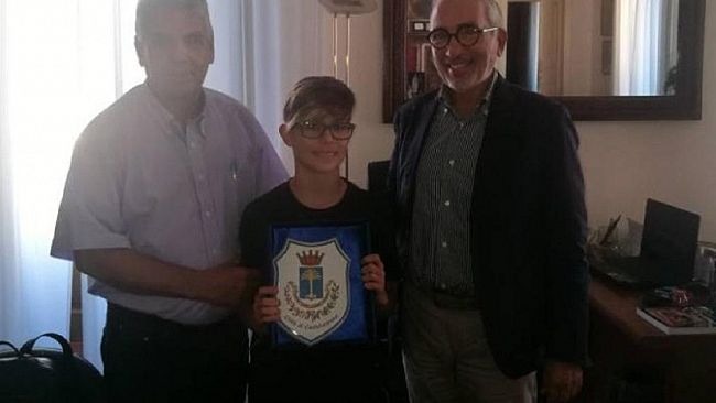 Il piccolo artista Daniele Pollina premiato dal sindaco Alfano