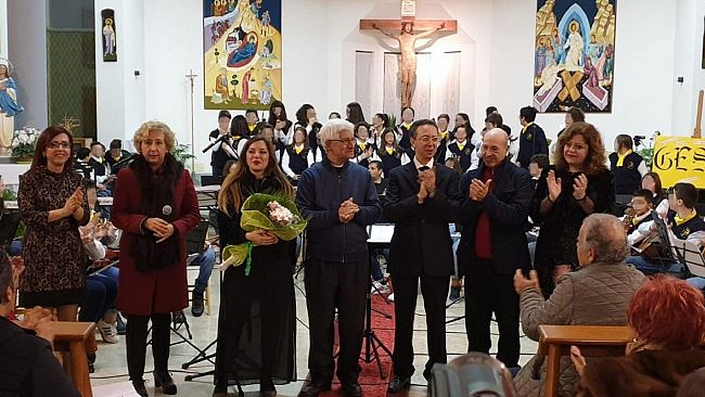 Il coro e l’orchestra della Pappalardo in una grandiosa esibizione a Santa Lucia