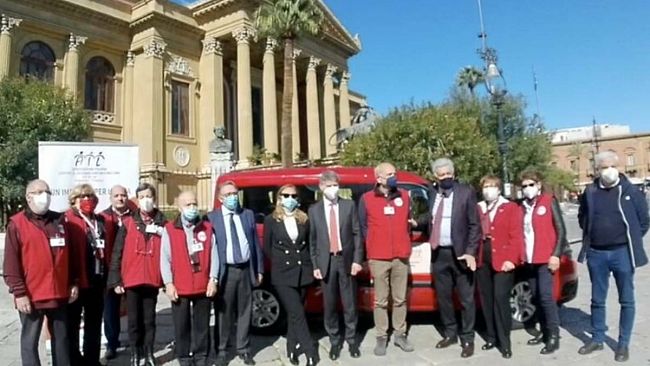 Donato all’AIL un nuovo bus per il trasporto dei malati oncologici