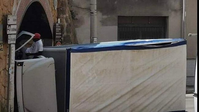 Castelvetrano: un camion si ribalta, traffico in tilt