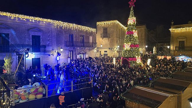 Capodanno ad Erice, in migliaia in Piazza della Loggia per il Kawabonga Party