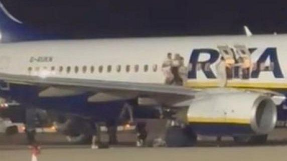 Ryanair: evacuazione di emergenza a Palma di Maiorca provoca 18 feriti durante l’allarme di incendio infondato