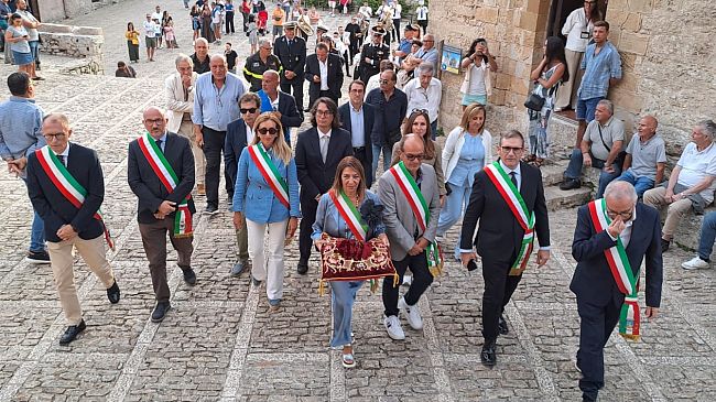 Sindaci e fedeli in corteo per la consegna delle chiavi d’oro a Maria Santissima di Custonaci