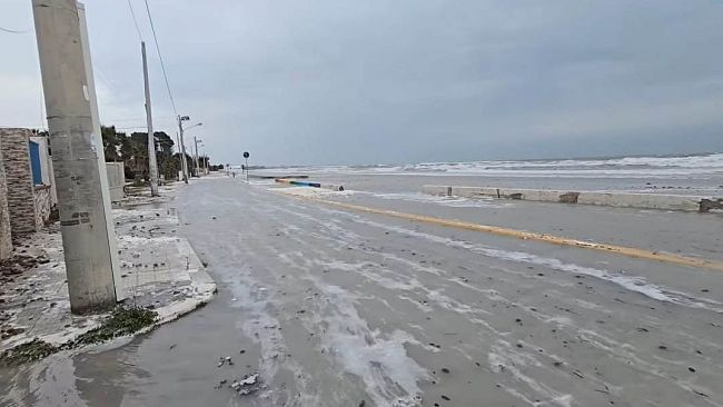 Mazara, maltempo, a Tonnarella allagati l'arenile e la strada. Interdetto al traffico il lungomare Fata Morgana