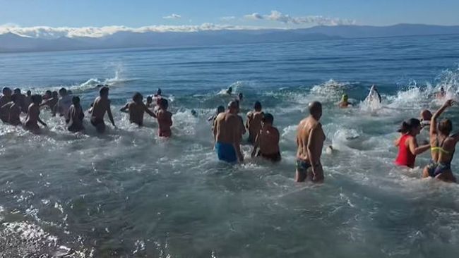 I tuffi di Capodanno 2026 in Sicilia, il coraggio dei temerari