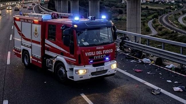 Tragedia sulla A29: sopravvive allo schianto ma viene travolto in autostrada