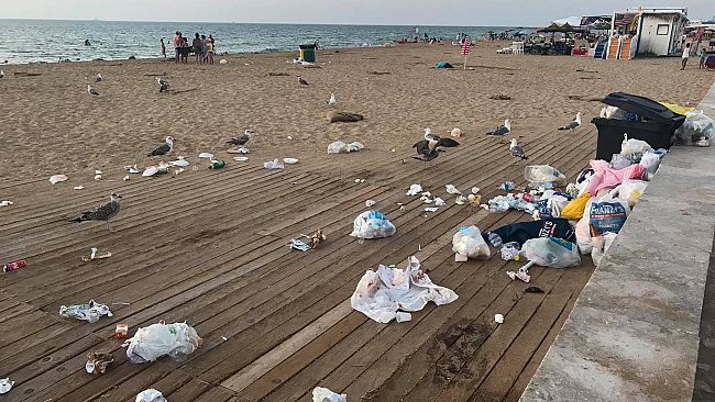 Gli incivili della Domenica: spazzatura abbandonata dopo il mare