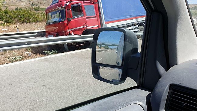 Camion finisce sul guard rail sull’autostrada A-29 nei pressi di Gallitello
