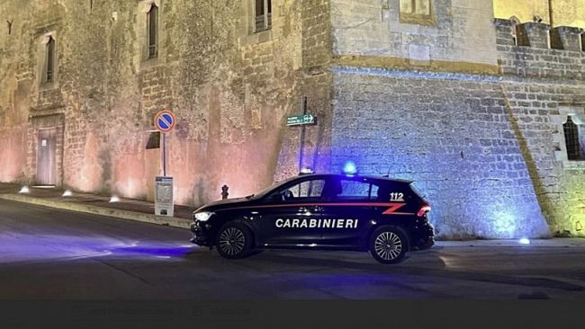 Partanna: importuna i clienti di un locale e aggredisce i Carabinieri
