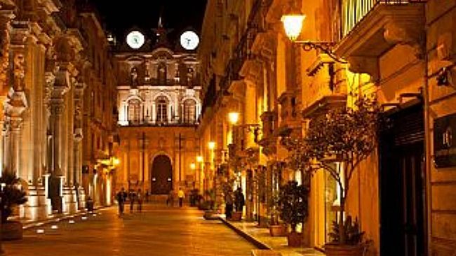 Trapani, lotta contro abusivismo ambulante: sequestro di merce in centro storico