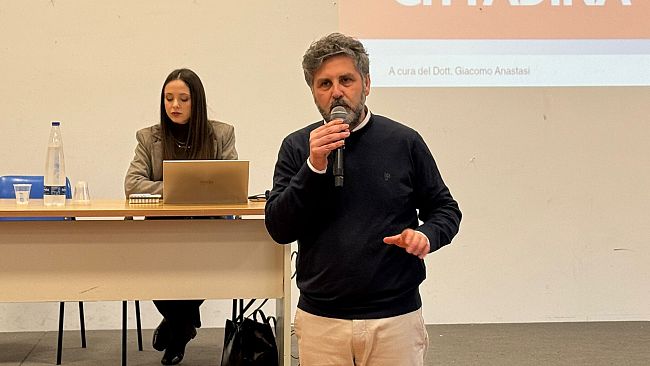 Petrosino, sala gremita al Polivalente per l’Assemblea pubblica con il Sindaco Anastasi