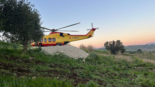  Giovane agricoltore resta incastrato sotto trattore capovolto