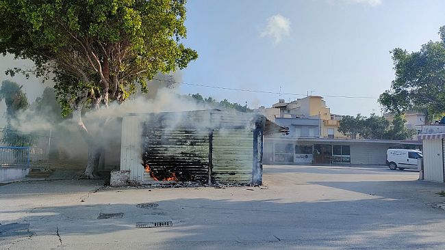Mazara, incendio area commerciale davanti lo stadio