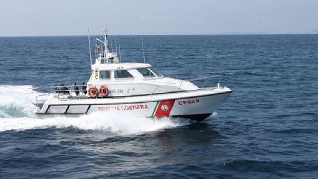 Militari della Guardia Costiera soccorrono un marittimo colpito da malore
