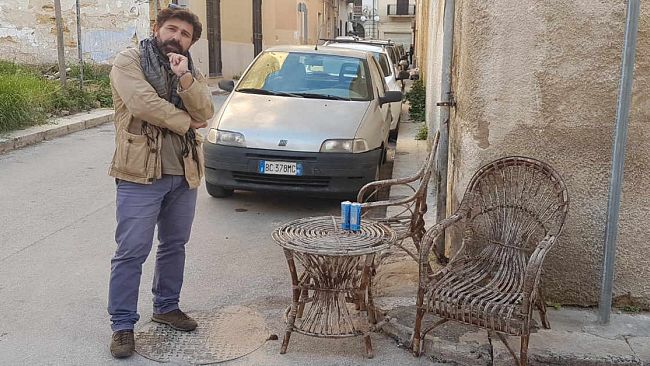 VIDEO – Mazara, Salottino vintage con energy drink… On the road!