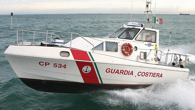Castellammare: barca semi-affondata a Cala Bianca, tratti in salvo 5 diportisti 