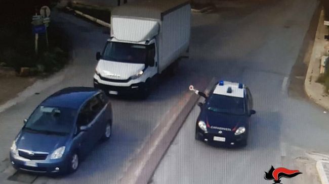 Ruba un furgone a Buseto Palizzolo poi si schianta contro una macchina dei Carabinieri. Arrestato