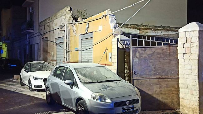 Erice, crolla il tetto di un garage: nessun ferito