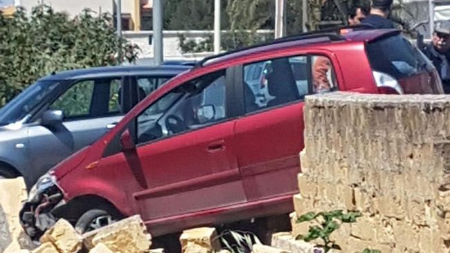 In via Bessarione, donna perde il controllo dell’auto e finisce contro muretto