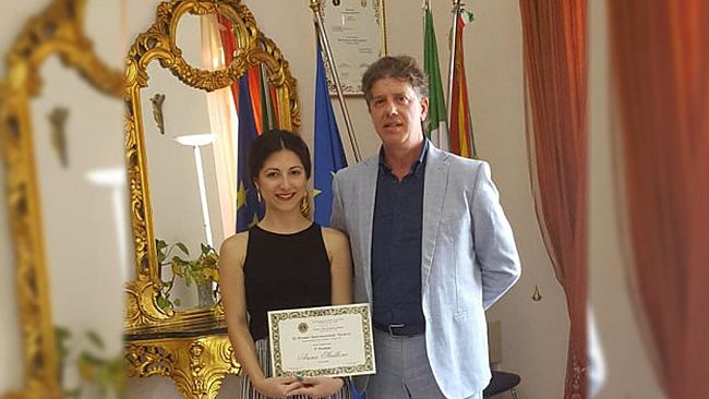 I complimenti del Sindaco Castiglione ad Anna Stallone, vincitrice del 3° Premio di poesia Navarro
