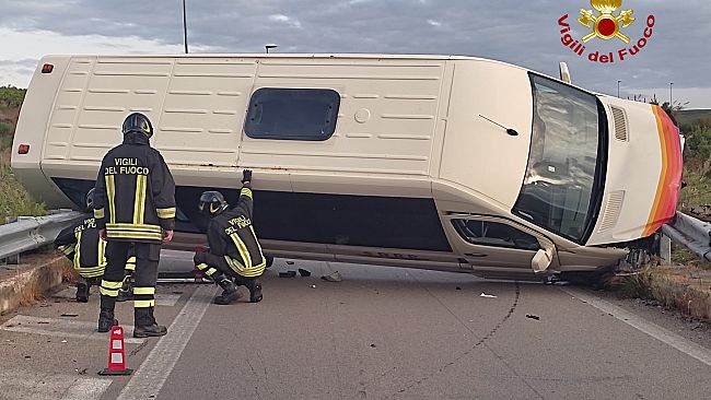 ​Autostrada A29. Autista perde controllo di un pulmino: due feriti e traffico bloccato