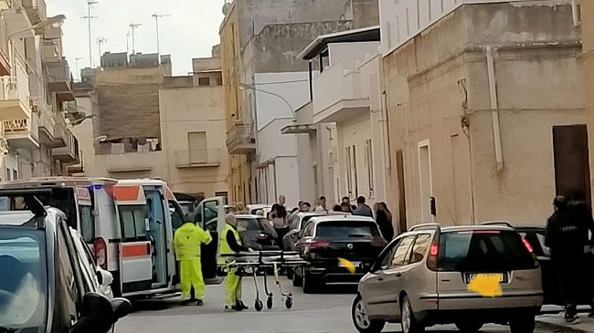 Mazara, minicar sbanda e urta due auto in sosta: ferito un adolescente