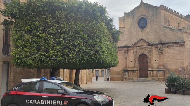 Castelvetrano, non presta soccorso dopo incidente e scappa. Denunciata 28enne