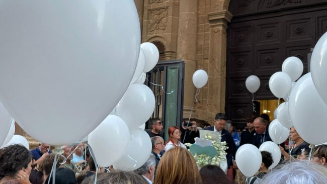 Tanto dolore e lacrime  per l'ultimo saluto ad Alessandro