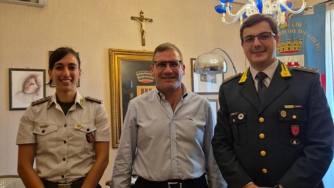 Castellammare del Golfo, saluto di commiato del sindaco Giuseppe Fausto al capitano Fabiana Minardi