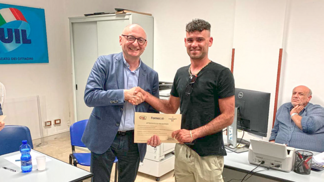 Mazara, don Bruno Bignami torna tra i pescatori: consegnati i diplomi di sicurezza ai lavoratori del mare