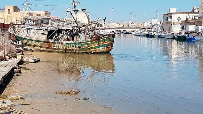VIDEO – Mazara, una spiaggia in città anche nel porto canale non più navigabile.
