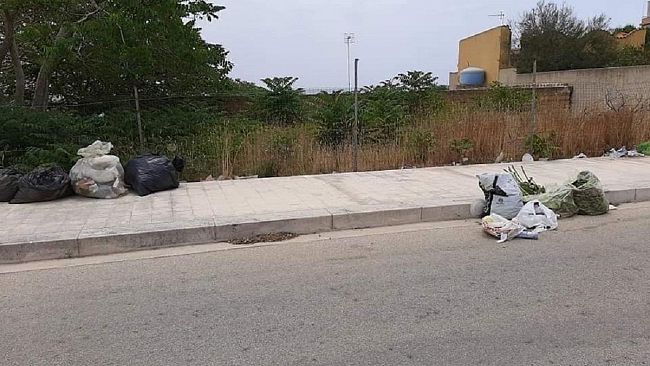 L’Amministrazione pulisce  e gli incivili colpiscono. La denuncia di Progetto Triscina