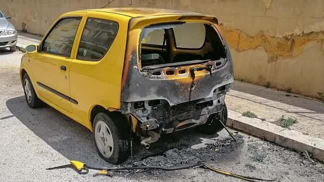 Trapani, auto in fiamme in Via Martorana