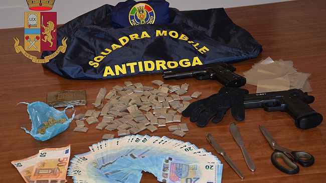 Polizia arresta pusher nel centro di accoglienza: Ivoriano, aveva fatto la sua base di spaccio nel CAS di Salemi