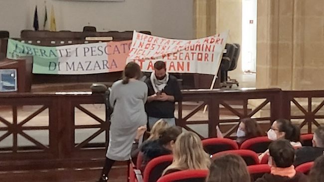Dopo 73 giorni telefonata fra i familiari ed i marittimi sequestrati a Bengasi
