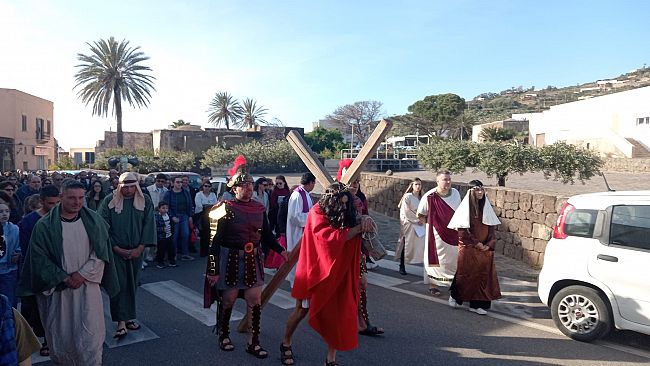 Pantelleria, si è svolta la via Crucis organizzata dalla parrocchia San Gaetano