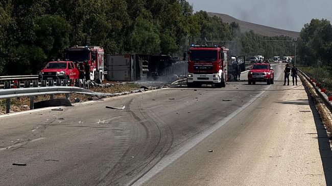 ​Autostrada A29. Camion invade corsia opposta e si incendia, ferito il conducente