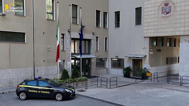 Finti incidenti e finti reperti, maxi-truffa sulle assicurazioni scoperta dalla guardia di finanza