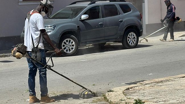 Mazara, il Comune annuncia la diserbatura di strade e marciapiedi