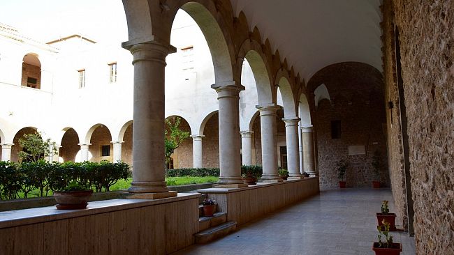 Furto al Liceo Classico, rubati 8 computer