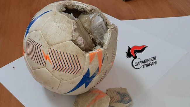 Operazione Alcatraz, palloni da calcio per portare droga e cellulari in carcere