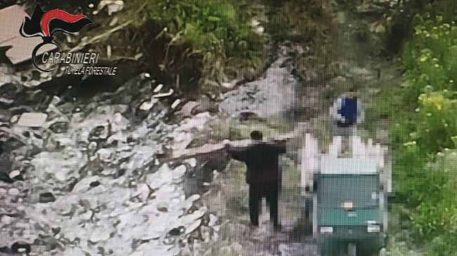 Scaricavano rifiuti all'interno della Riserva naturale orientata delle Saline. Denunciati due pregiudicati  