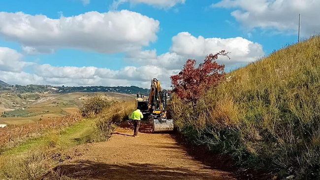 Salemi, operai al lavoro sulla strada per il sito archeologico di Mokarta