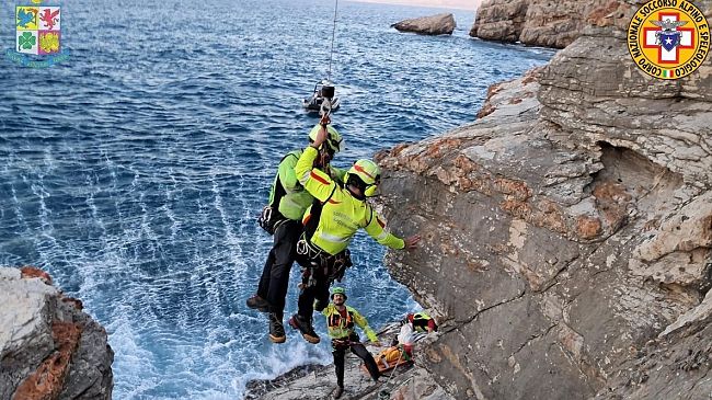 ​Si infortuna tra gli scogli a Castellammare del Golfo, operazione di recupero a Cala dello Stinco