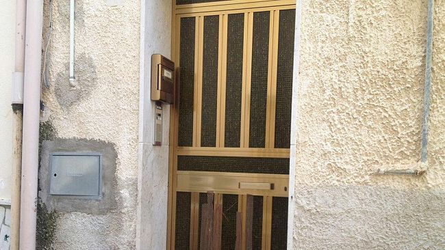 VIDEO – Mazara, Colpi di pistola ad una porta di una casa in via Tripoli